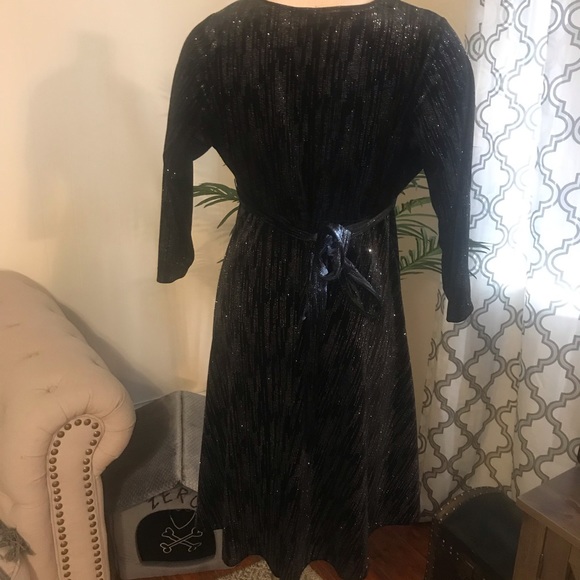 Black Shimmery velvet wrap dress - Picture 4 of 5